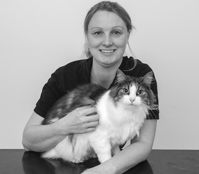 Personalebillede af Nina Bjørn og kat 