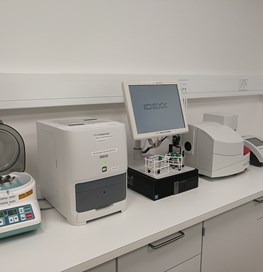 Billede af bord i laboratorie